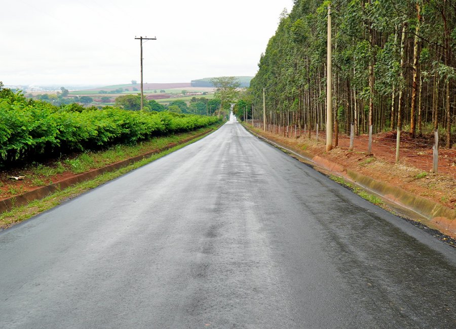 Avançam obras de recuperação do asfalto na região da Roseira