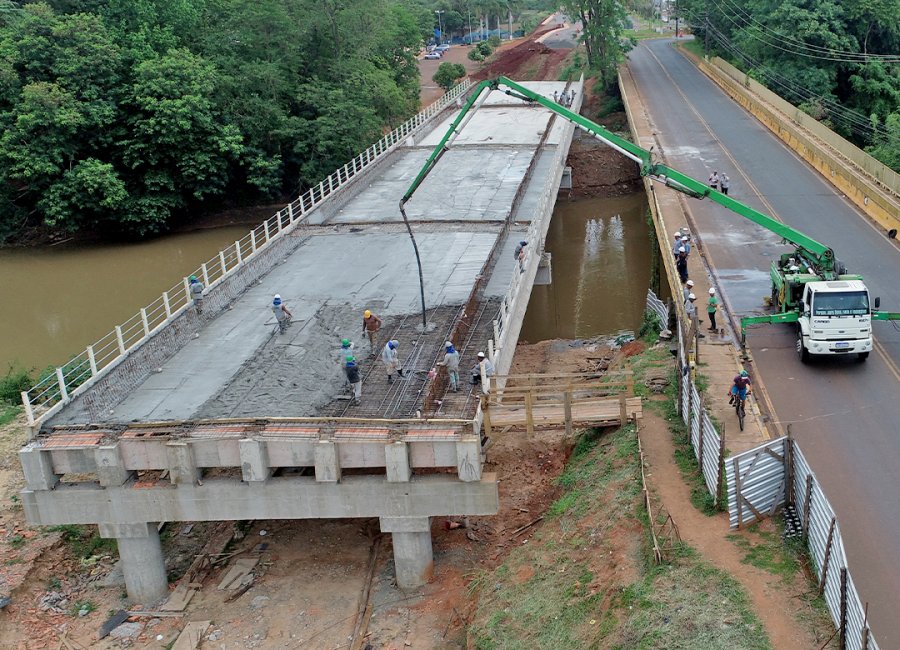 Concluída etapa de concretagem da nova ponte da Avenida Brasil