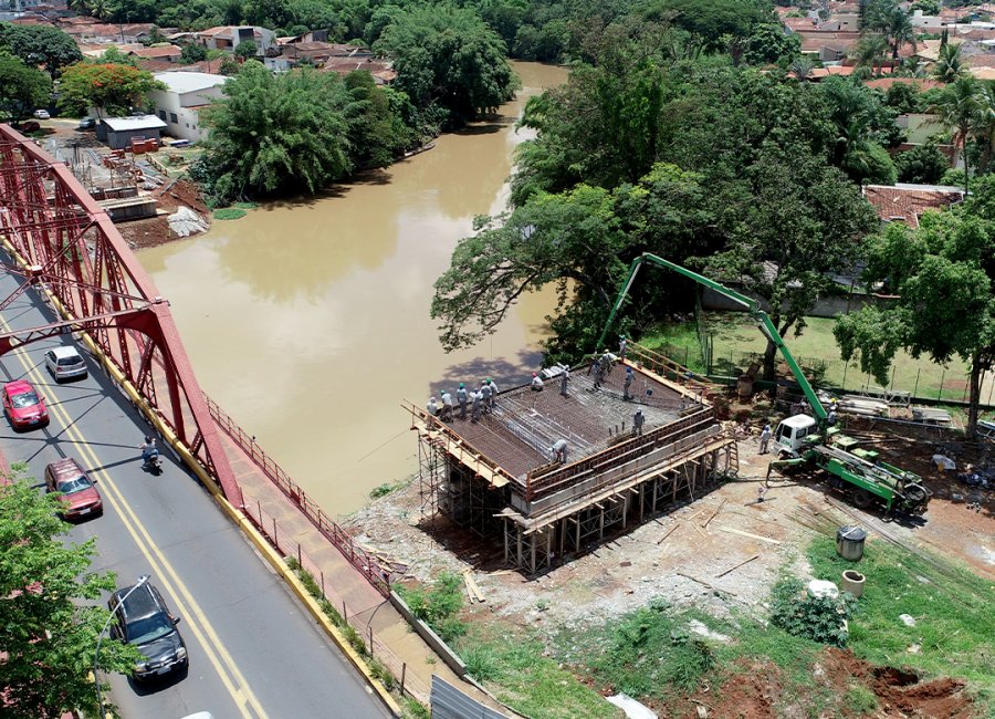 Ponte da Avenida dos Trabalhadores recebe serviços de concretagem da laje de contrabalanço