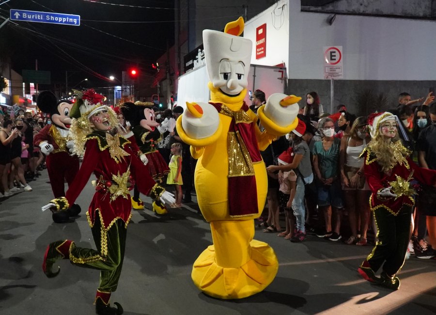 Parada de Natal abre programação da primeira semana do Natal Encantado