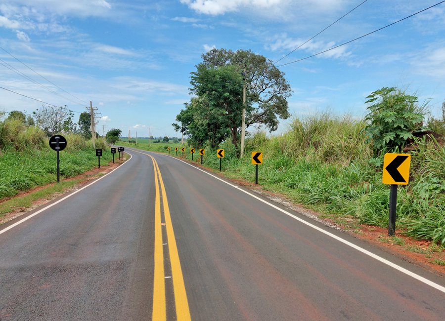 Sinalização vertical e horizontal é concluída na Vicente Ortiz de Camargo