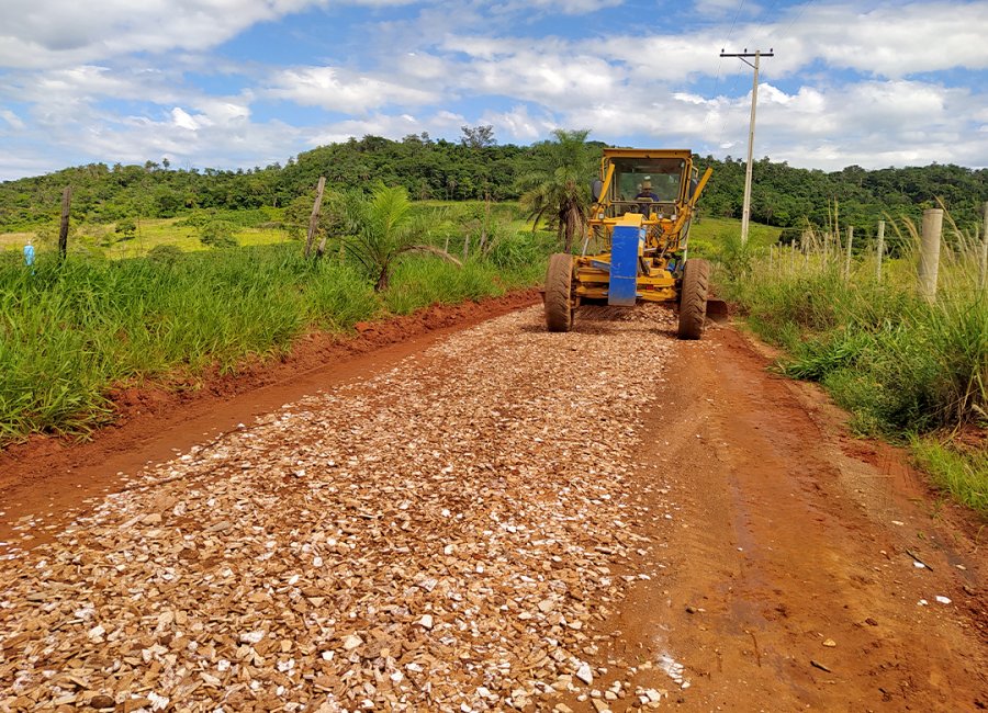 Equipe realiza serviços de manutenção em trecho de estrada rural na região da Roseira