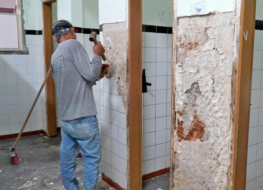 FEG: quatro banheiros da escola começam a ser reformados