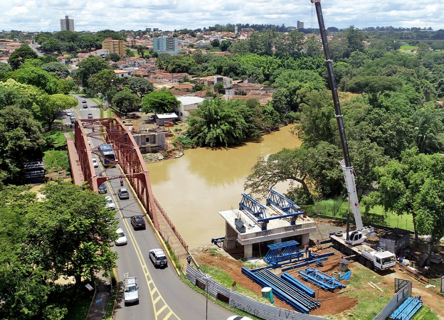 Nova ponte recebe serviços de suporte para execução das formas de concretagem da pista de passeio