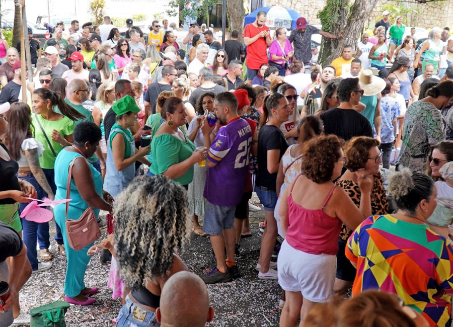 Grito de Carnaval reúne duas mil pessoas na Praça Duque de Caxias