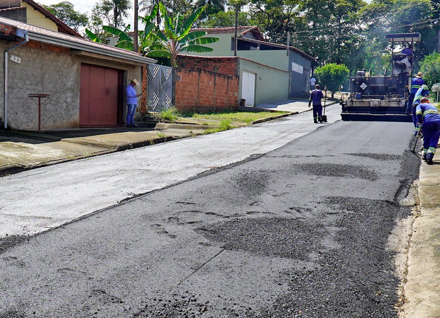 Rua Leontina Batista Bueno Lanzi, no Jardim Bandeirantes, recebe novo asfalto