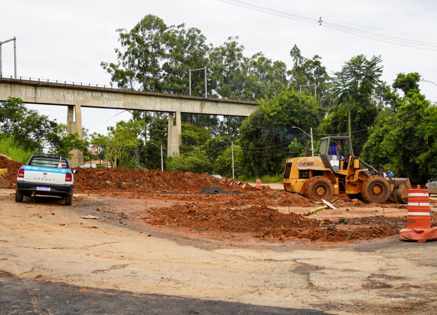 Nova rotatória é implantada para melhorar confluência de trânsito próximo ao Pontilhão da Fepasa