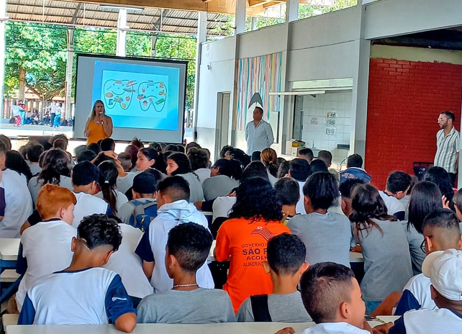 CEO promove palestra sobre saúde bucal para alunos da rede estadual de ensino
