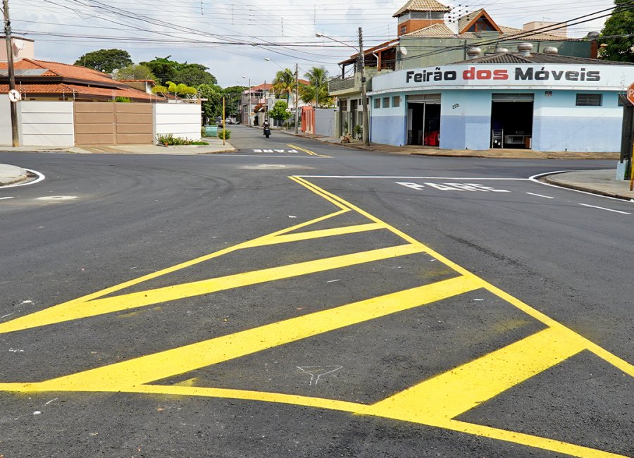 Após recapeamento, vias recebem nova sinalização de solo