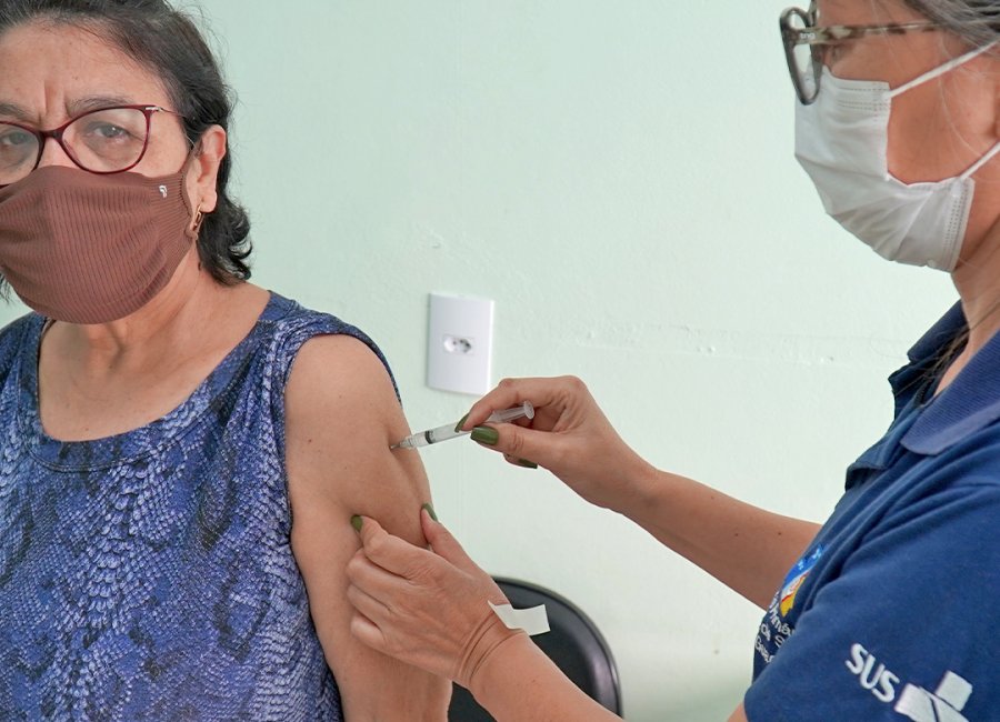 Mogi Guaçu aplica 3,5 mil doses de vacinas contra a gripe no primeiro dia de imunização