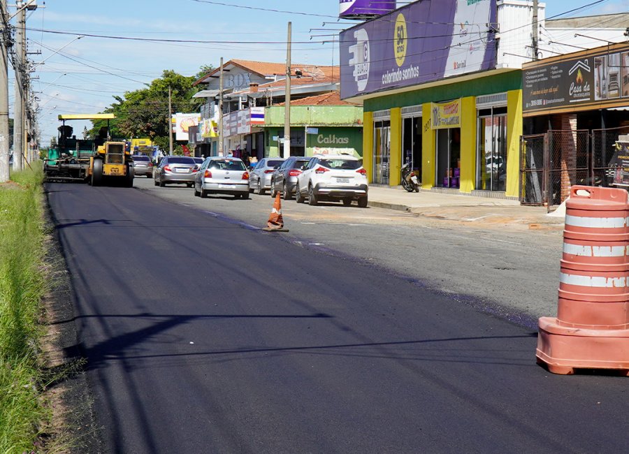 Avenida Bandeirantes começa a receber novo asfalto