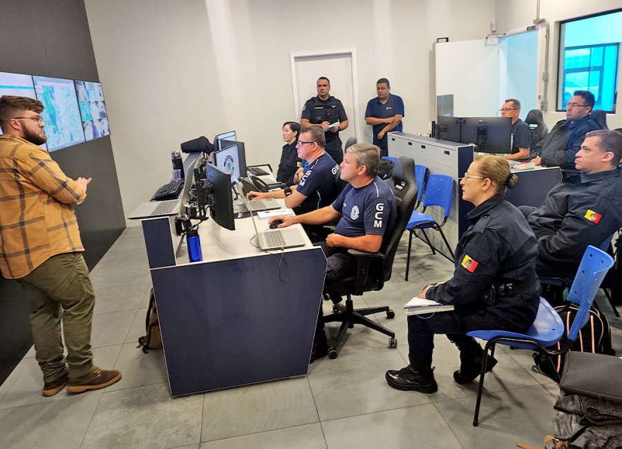 10 guardas civis recebem treinamento operacional para atuar na Central de Monitoramento