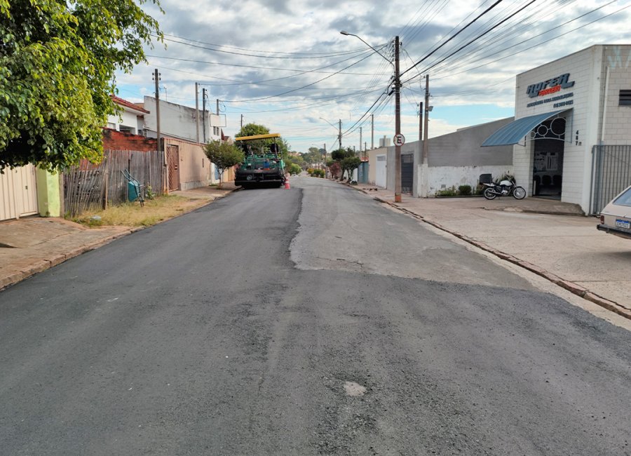 Rua Cristóvão Colombo recebe serviços de recapeamento asfáltico; pacote prevê melhorias em 32 vias