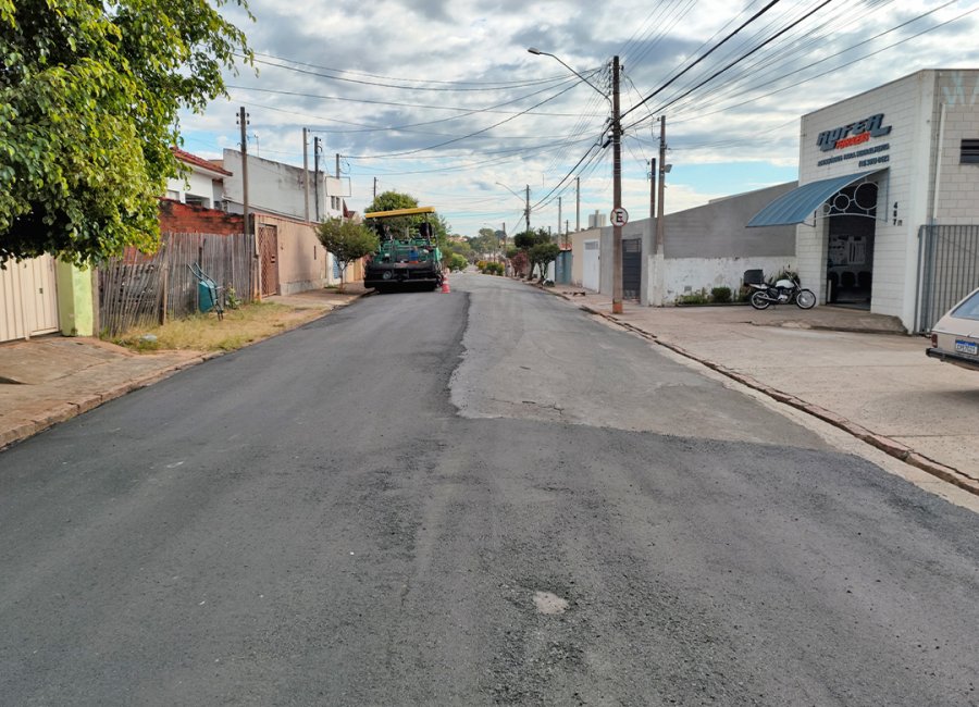 Rua Cristóvão Colombo recebe serviços de recapeamento asfáltico; pacote prevê melhorias em 32 vias 