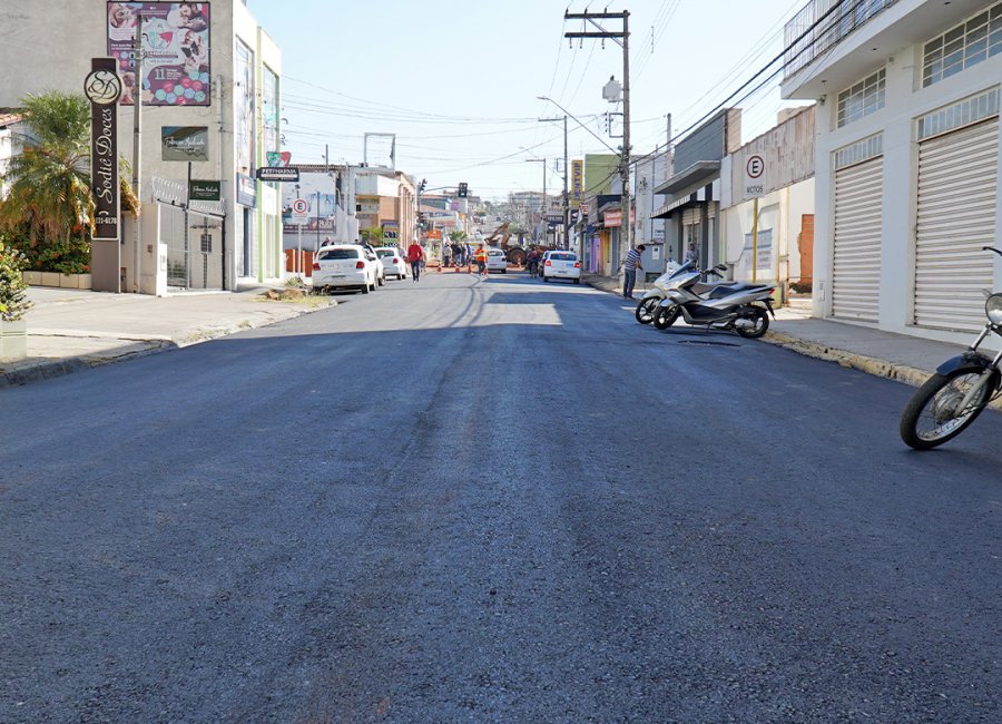 Revitalização: Rua Chico de Paula começa a receber novo asfalto