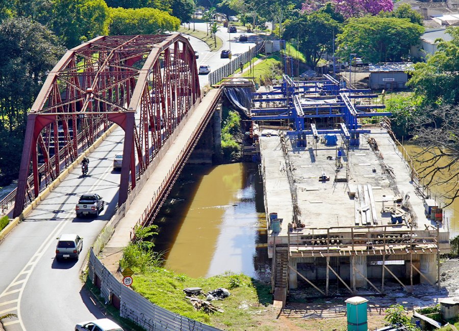 Serviço de concretagem de aduelas prossegue em construção da nova ponte da Avenida dos Trabalhadores