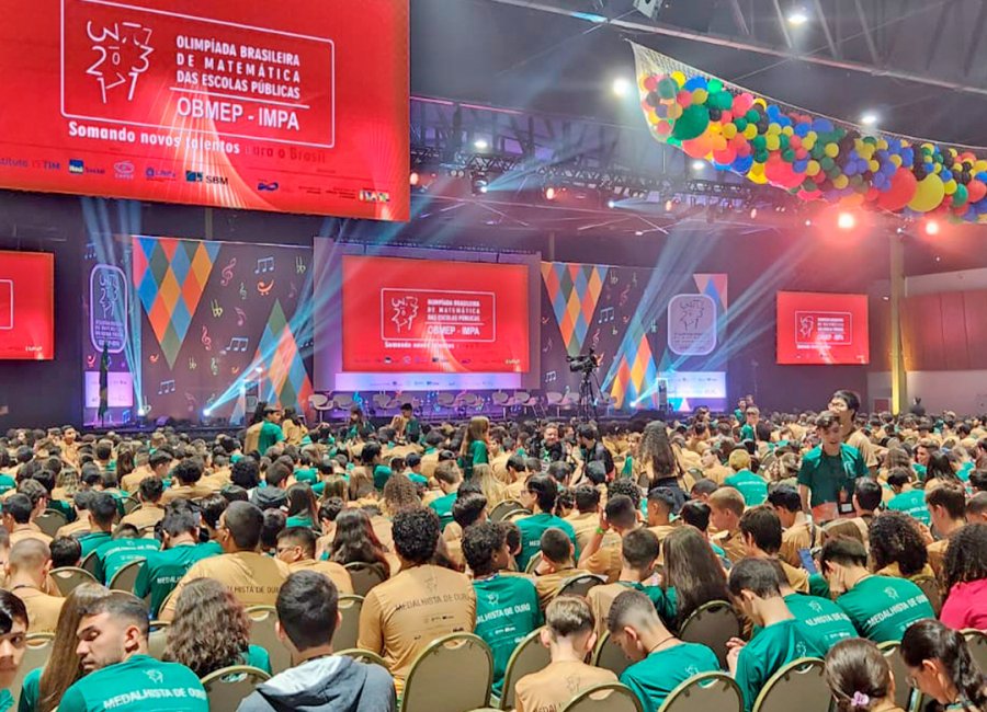 Estudantes da rede pública de ensino recebem medalhas de ouro em Florianópolis