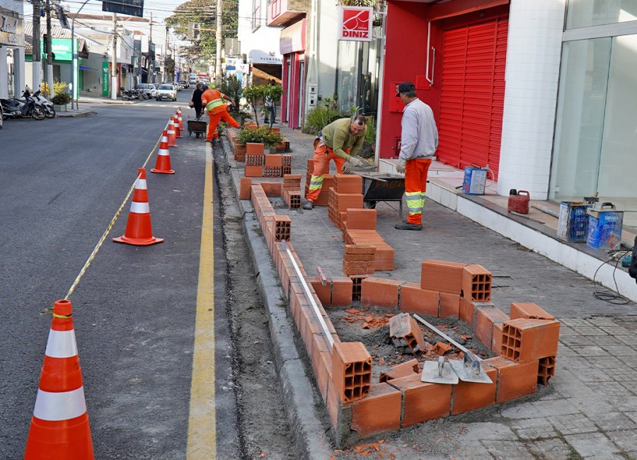 Revitalização: novos canteiros começam a ser instalados na Rua Chico de Paula