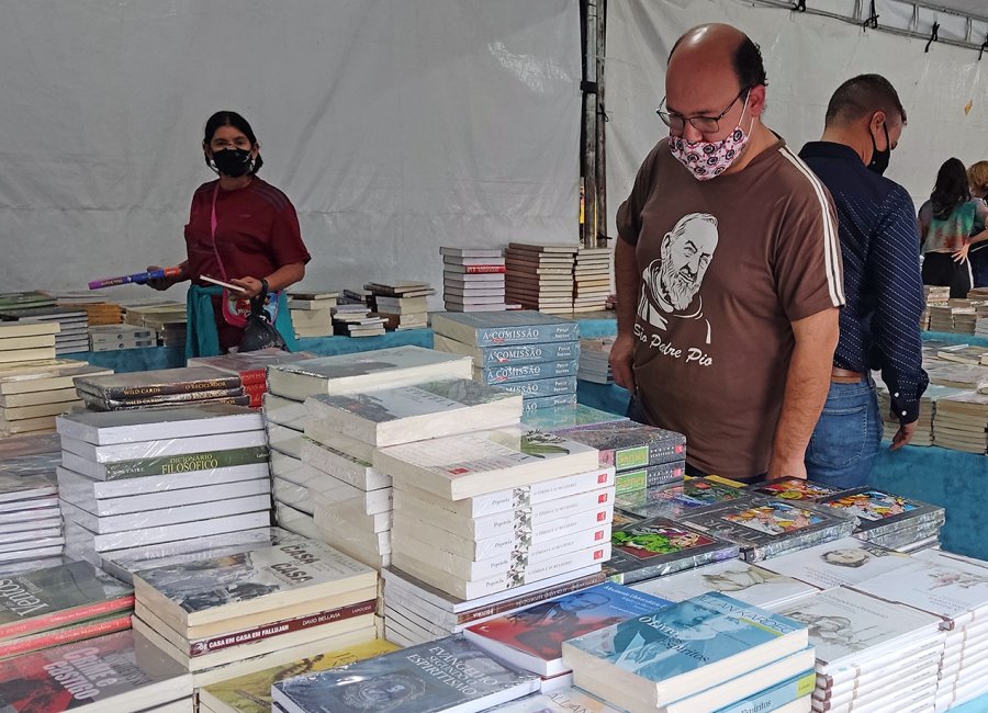 Feira do Livro terá Sarau Literário nesta terça-feira e Contação de Histórias no dia 7