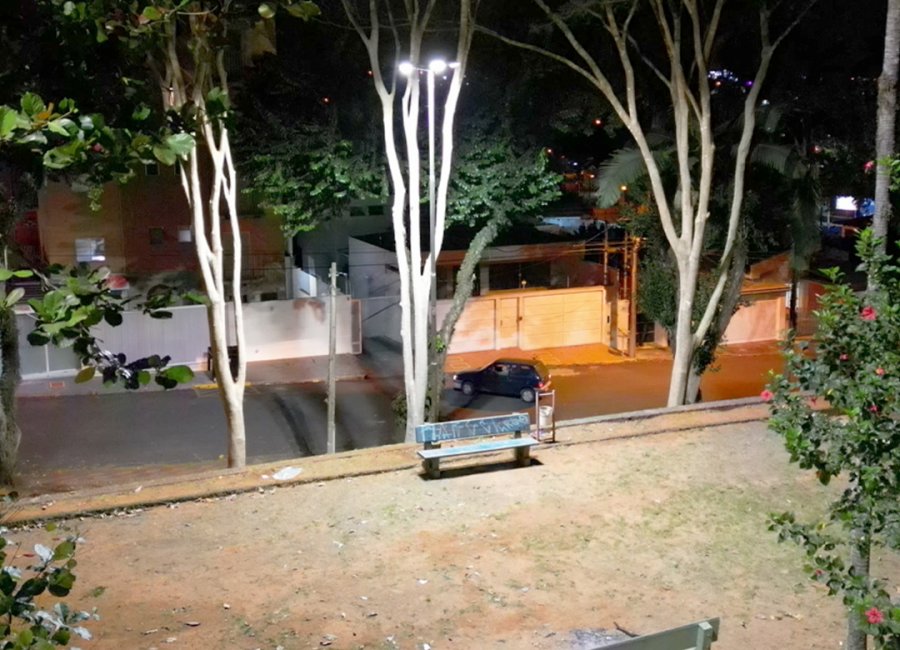 Praça Brasília, no Jardim Bela Vista, recebe limpeza e novas luminárias de tecnologia LED