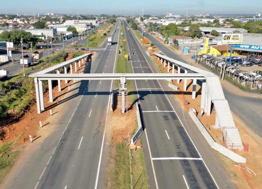 Vigas de travessia são lançadas na nova passarela em construção na Rodovia SP-342