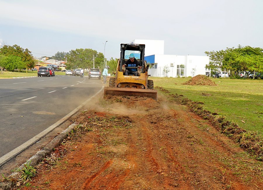Limpeza é iniciada para a construção de calçada acessível no Jardim Suécia