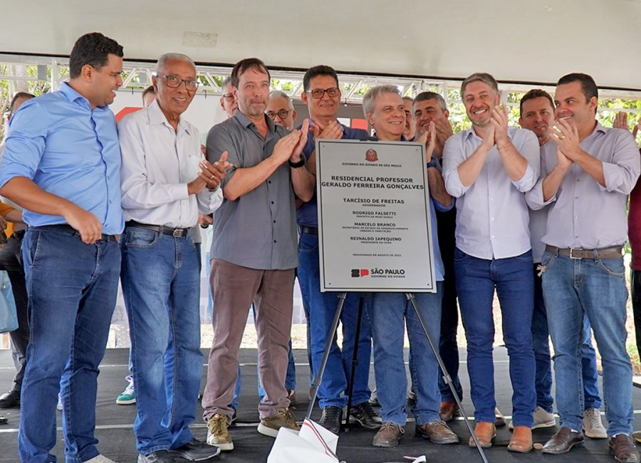 Prefeito e secretário do Estado entregam as chaves da casa própria para 31 famílias no Jardim Araucária