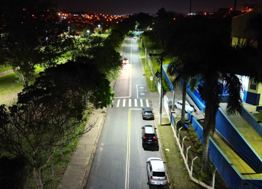 Mais de 200 luminárias em LED estão sendo instaladas no entorno do Córrego dos Macacos