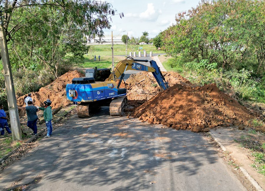 Obras inicia serviço de abertura de novo canal para o desvio do curso de água do Córrego dos Ypês