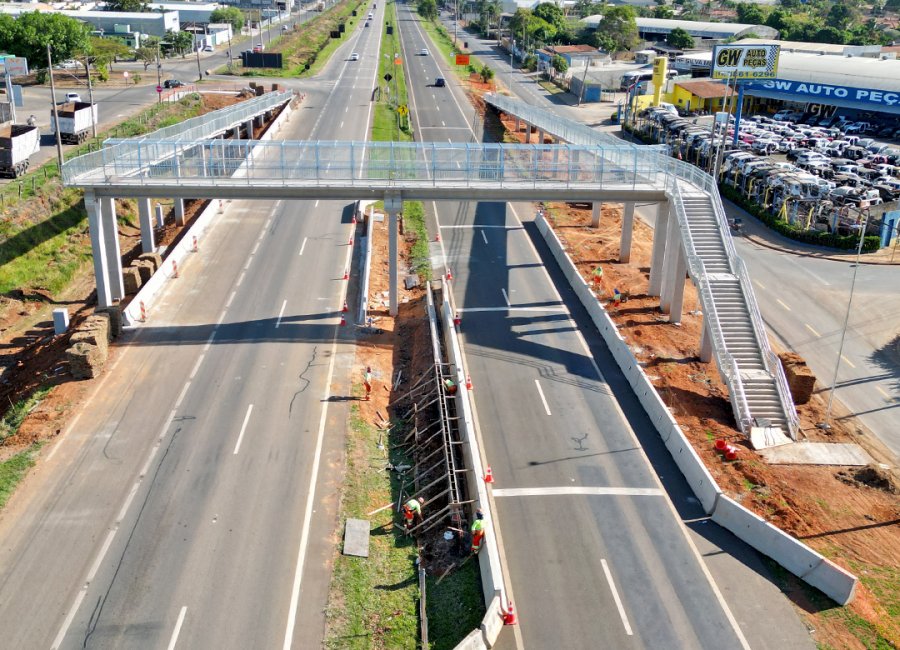 Construção de passarela na Rodovia SP-342 entra na fase final