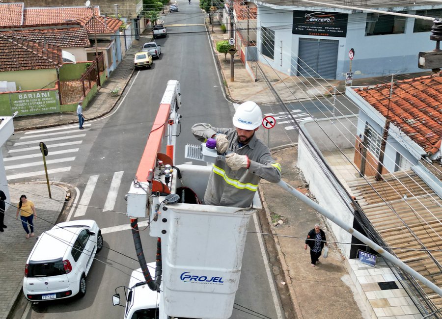 Ruas da Vila Paraíso e Avenida Emília Marchi Martini recebem luminárias em LED