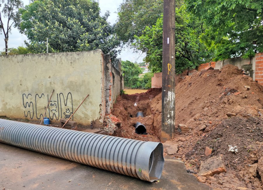 Prefeitura executa troca de tubulação de águas pluviais em viela sanitária na Vila Paraíso