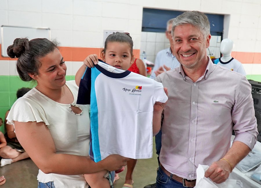 Alunos das creches são os primeiros a receber os kits de uniforme escolar
