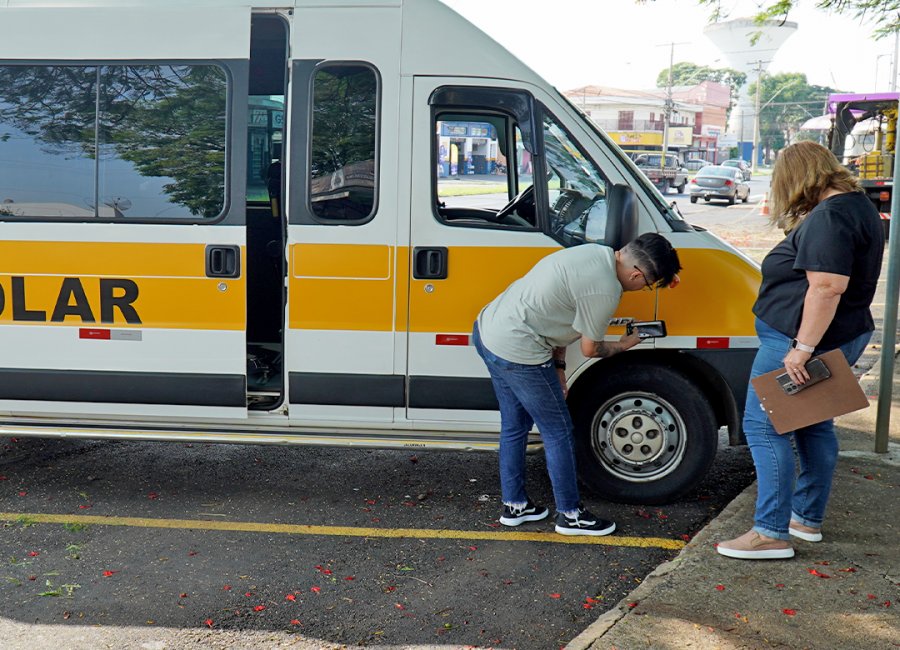 Educação promove mais uma vistoria em vans que realizam transporte escolar