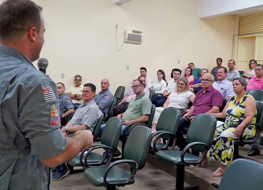 Workshop sobre regularização de prédios públicos é realizado no Centro Cultural