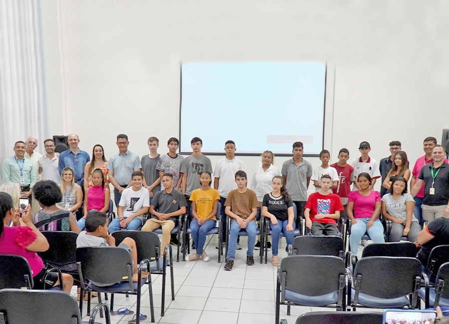 Jovens aprendizes participam de integração e iniciam atividades na Administração Municipal