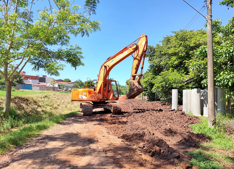 Prefeitura executa obra de drenagem para implantação de nova galeria de águas pluviais no Jardim Cristina
