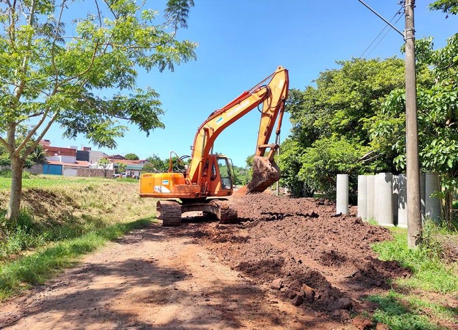 Prefeitura executa obra de drenagem para implantação de nova galeria de águas pluviais no Jardim Cristina 