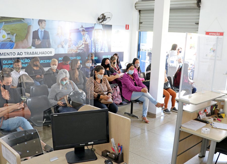 PAT atende 397 pessoas em busca de emprego nesta quarta-feira