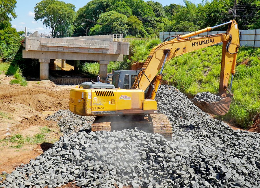 Iniciada a construção de estrutura de gabiões da cabeceira da nova ponte da Avenida Brasil