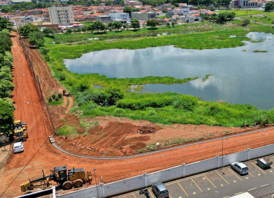 Rua Tarquinio dos Santos começa a receber infraestrutura de guias e sarjetas