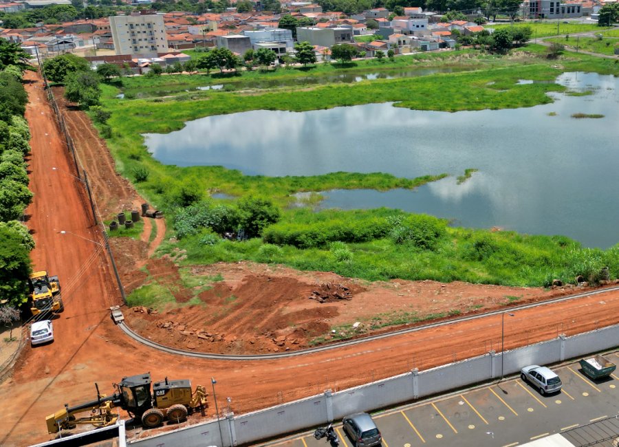 Rua Tarquinio dos Santos começa a receber infraestrutura de guias e sarjetas