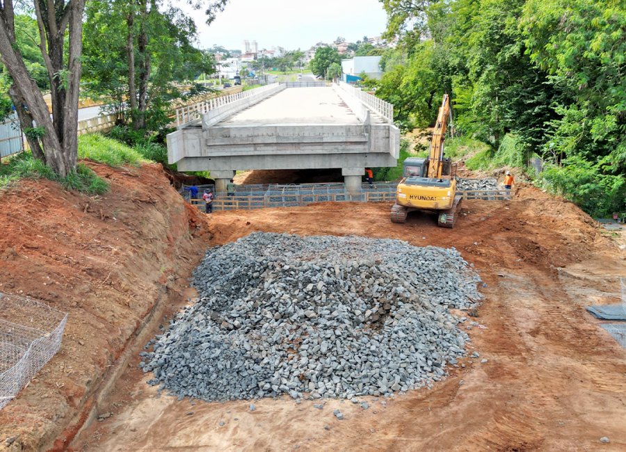 Prefeitura inicia construção da estrutura de gabiões da margem direita da nova ponte da Avenida Brasil