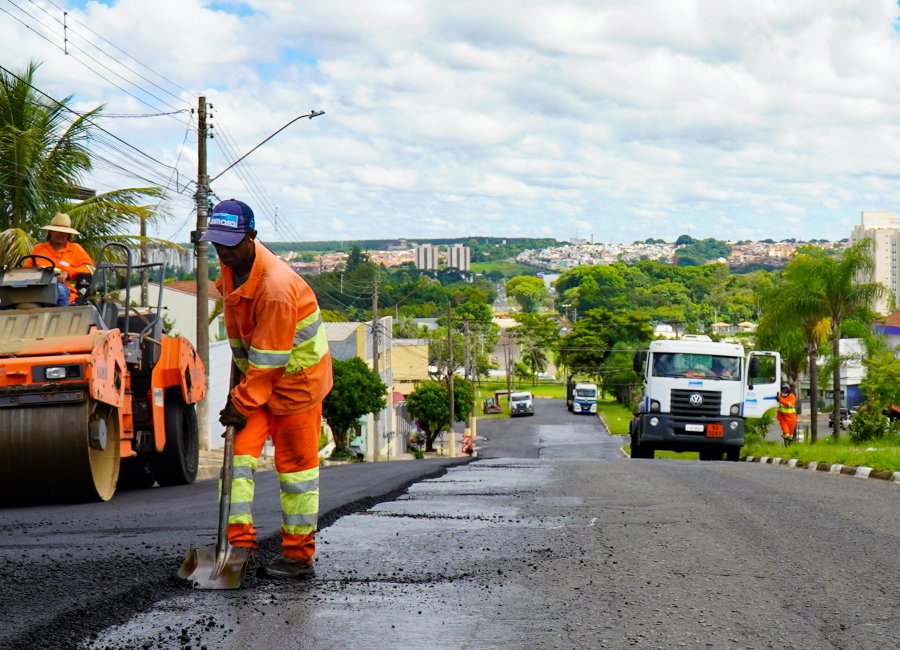 Avenida Brasil recebe 715 metros lineares de novo recapeamento asfáltico