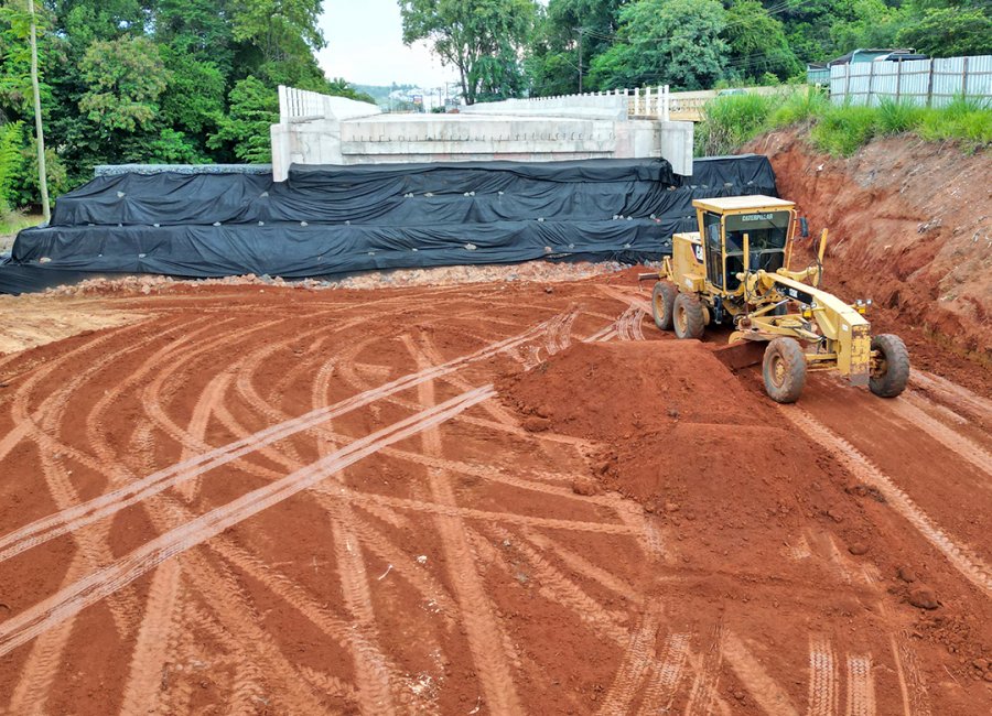 Prefeitura inicia aterramento e compactação das cabeceiras da nova ponte da Avenida Brasil