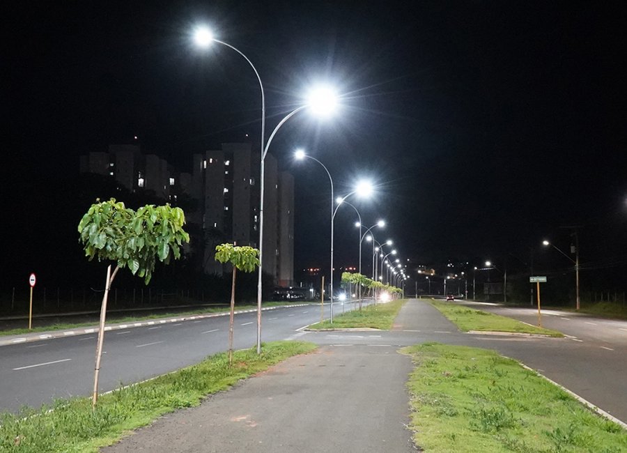 Primeiro trecho da nova iluminação em LED no canteiro central da Avenida Brasil é concluído