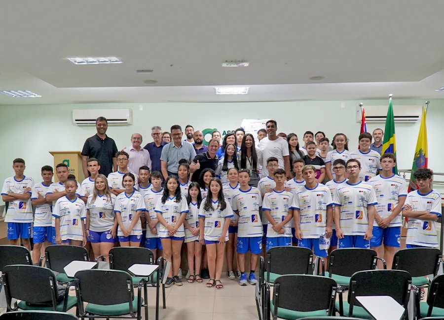 Formando Campeões Multiesportes: atletas do projeto recebem kits de uniformes