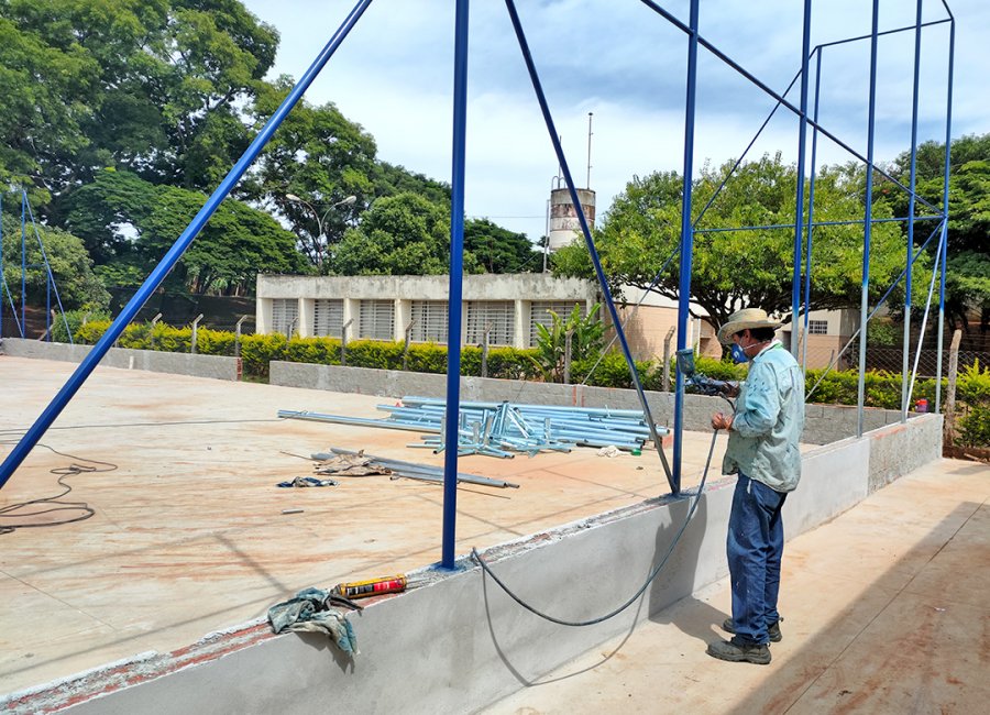 Centro Esportivo AICA começa a receber serviços de instalação de esquadrias, marmoraria e de pintura  