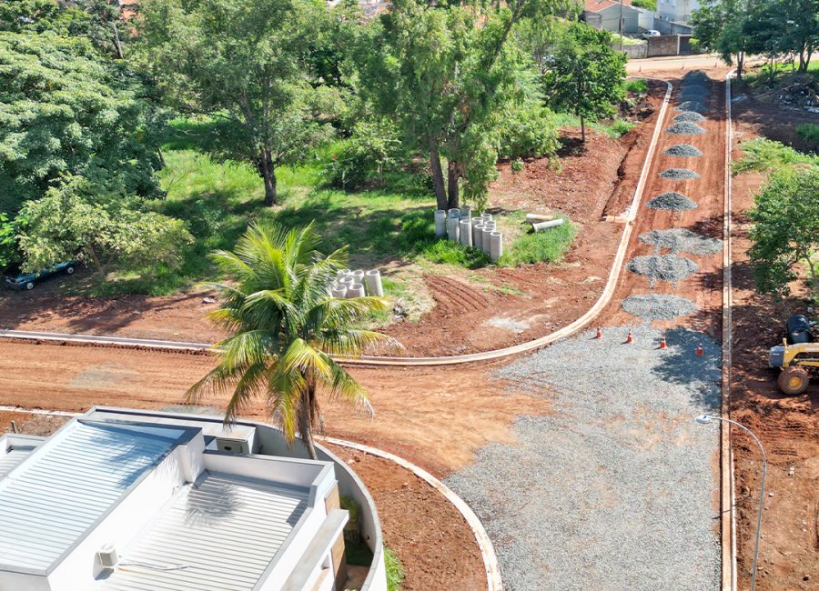 Iniciado serviço para base de pavimentação asfáltica da Rua José Arten, no Jardim São Luiz