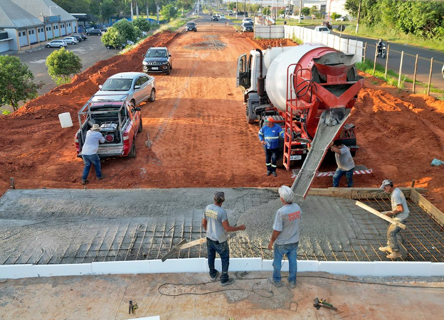 Nova ponte da Avenida Brasil recebe concretagem da laje de aproximação da margem direita